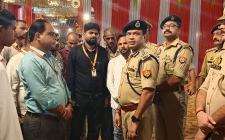 देवरिया में डीआईजी ने की अपराध समीक्षा:त्योहारों पर सुरक्षा बढ़ाने के निर्देश, नवरात्रि पंडाल में पैदल गश्त कर परखी व्यवस्था