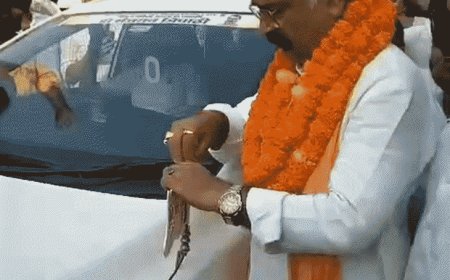 BJP छोड़कर निर्दल प्रत्याशी बने डॉ. संजयन:नामांकन के बाद भावुक होकर उतारा पार्टी का झंडा; बोले- जीतकर दिखाऊंगा