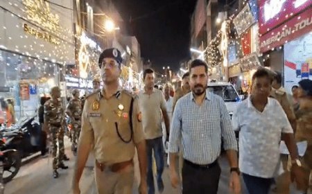 अयोध्या में डीएम-एसएसपी ने किया पैदल मार्च:सीसीटीवी और ड्रोन से निगरानी के निर्देश; चौक, घंटाघर, फतेहगंज और नाका क्षेत्र में सुरक्षा व्यवस्था का लिया जायजा