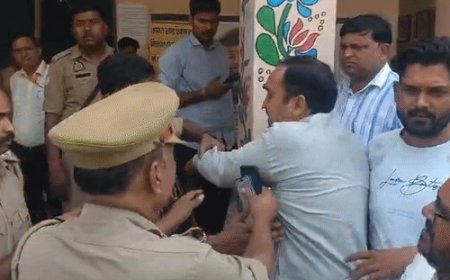 अतरौली में सपा-भाजपा भिड़े, हाथापाई; मोबाइल टूटे:अलीगढ़ में बूथ कैप्चरिंग के आरोप पर विवाद, सपा बोली- मंत्री और पूर्व सांसद बूथ पर देर तक बैठे रहे, भाजपा बोली-सपाइयों ने किया विवाद