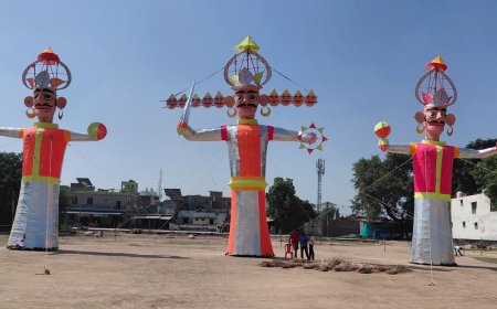 फर्रुखाबाद में रावण,कुंभकरण और मेघनाथ के पुतले खड़े किए गए:रावण का पुतला 70 फीट, कुंभकरण-मेघनाथ के पुतले 50-50 फीट के, तीनों पुतलों में 600 लगाए गए सुतली बम