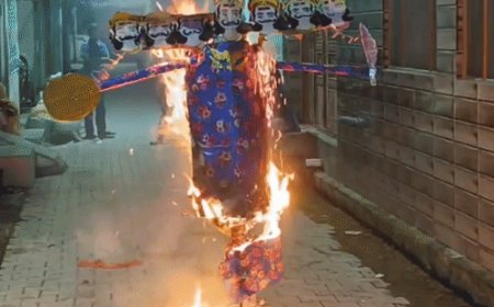 बरेली में बच्चों ने चंदा जुटाकर फूंका रावण का पुतला:बच्चों ने पॉकेट मनी से जुटाया खर्च, सात साल के भाग्य और कार्तिकेय बने राम-लक्ष्मण