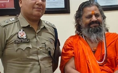 बंदियों के बीच सत्संग कराने पर विचार-विर्मश:जेल अधीक्षक ने संतोष महाराज का किया सम्मान, बंदियों के संस्कारों पर चर्चा