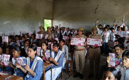बहराइच में छात्राओं को बताए महिला सुरक्षा के हेल्पलाइ नंबर:महिला सुरक्षा और साइबर अपराध के बारे में भी दी गई जानकारी