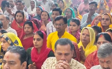 नवरात्रि के छठे दिन उन्नाव में उमड़ी श्रद्धालुओं की भीड़:मां कात्यायनी के दर्शन के लिए प्राचीन दुर्गा मंदिर में भोर से लगी कतार
