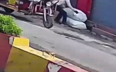 ई-रिक्शा से आए चोर कपड़ों के गट्ठर उठाकर फरार:मुजफ्फरनगर में दुकान के बाहर वारदात, 50 हजार के कपड़े ले गए