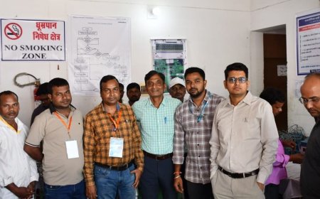 सिद्धार्थनगर में EVM की जांच का डीएम ने किया निरीक्षण:CCTV की निगरानी में चल रही प्रक्रिया, डमी चुनाव चिह्न अपलोड कर परखी जा रही कार्यक्षमता