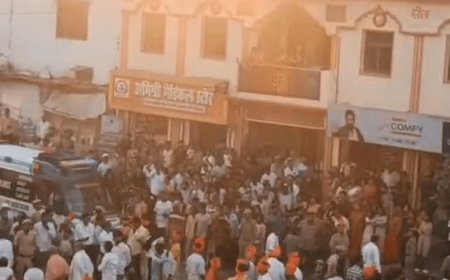 एम्बुलेंस देखकर CM योगी ने रुकवाया अपना काफिला:गोरखपुर में कर रहे थे शोभायात्रा की अगुवाई; इंटनेट पर वायरल हुआ वीडियो