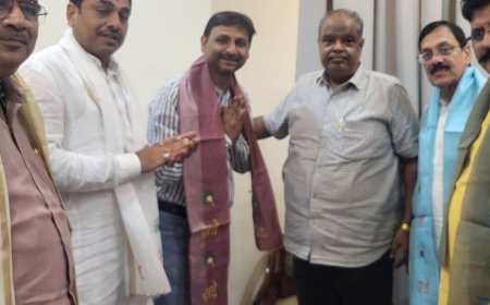 झांसी के राहुल कनकने ने छोड़ा चुनावी मैदान:भाजपा के अशोक राठौर को MLC चुनाव में दिया समर्थन, पार्टी के नेताओं ने किया सम्मानित