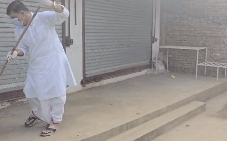 अयोध्या में महापौर महंत गिरीशपति तिवारी ने झाड़ू लगाई,कचरा बीना:दीपोत्सव के पहले चल रहा स्वच्छता नागरिक जागरूकता अभियान