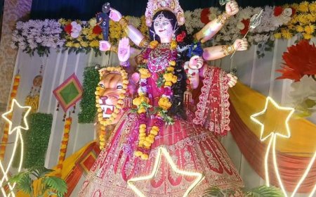 जालौन में नवरात्र पंचमी पर मां का श्रृंगार:सुदामा पुरी सजा आकर्षक द्वार, श्रद्धालुओं ने विधि-विधान से की पूजा