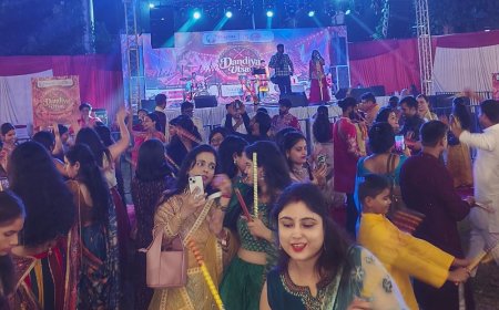 लखनऊ के गोमती नगर में नवरात्रि उत्सव:आर्ट ऑफ लिविंग ने कराई लक्ष्मी पूजा, भजन संध्या; भक्ति में झूमे भक्त