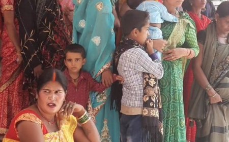 संविदाकर्मियों की हड़ताल से इलाज ठप:कुशीनगर मेडिकल कॉलेज में NHM के 135 संविदाकर्मी हड़ताल पर, जांच के लिए घंटों इंतजार