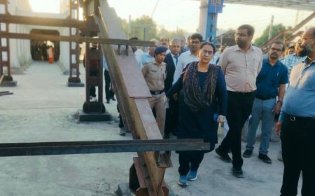 हापुड़ में खुले तार और अधूरे काम देख डीआरएम नाराज:सफाई पर जताया असंतोष, प्रवेश-निकास के रास्ते अलग करने को कहा