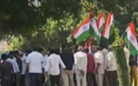 नोएडा में किसानों का धरना जारी:6% नहीं, 10% आबादी प्लॉट देने की मांग पर अड़े लड़पुरा के ग्रामीण