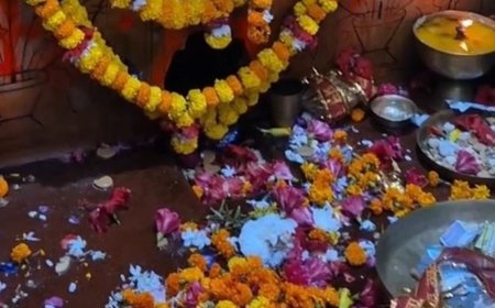 गोंडा के मंदिरों में दुर्गा महाष्टमी पर भक्तों की भीड़:मां बाराही देवी मंदिर में लंबी लाइन, मां महागौरी की पूजा कर रहे; सुरक्षा के इंतजाम