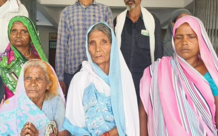 भदोही में 10 परिवारों ने डीएम को दिया ज्ञापन:कच्चे मकानों में रहने से हो रही परेशानी, आवास दिलाने की मांग की