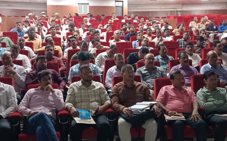 निर्वाचन कार्य में लापरवाही बर्दाश्त नहीं होगी:बस्ती में DM ने अधिकारियों को दी चेतावनी, बोलीं-निर्देशों का पालन करें
