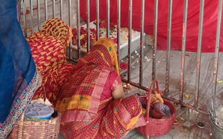 बलिया में मां भवानी मंदिर में पूजा:छठे दिन महिलाओं ने नारियल-चुनरी चढ़ाकर की पूजा-अर्चना