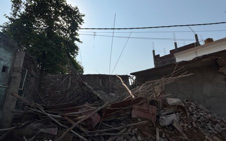 नानपारा में सरकारी जमीन पर बन रही अवैध दुकानें:नगर पालिका ने बुलडोजर चलाकर गिराया, नोटिस के बाद भी नहीं रुके थे निर्माण