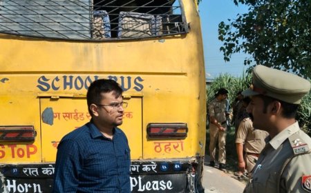 मेरठ में स्कूल बस पलटने के बाद परिवहन-विभाग की कार्रवाई:स्कूल से जुड़े पांच वाहन किए सीज, परिजनों की तहरीर पर पुलिस ने दर्ज किया मुकदमा