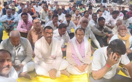लखनऊ में बी पैक्स कर्मचारियों की हड़ताल:वेतन न मिलने पर आर्थिक संकट, खाद की किल्लत से जूझते किसान