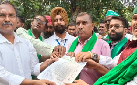 शाहजहांपुर में किसानों ने कलेक्ट्रेट पर प्रदर्शन किया:धान-गन्ने का मूल्य बढ़ाने, अधिकारियों के ट्रांसफर और आवारा पशुओं को हटाने की मांग