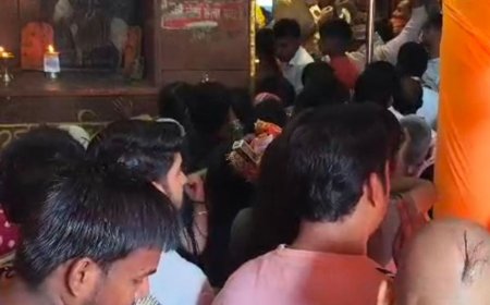 कड़ाधाम में मां शीतला के दर्शन को उमड़ी भीड़:कौशांबी में भक्तों ने नारियल-चुनरी चढ़ाकर मांगी मन्नतें, सुरक्षा के लिए पुलिस बल तैनात