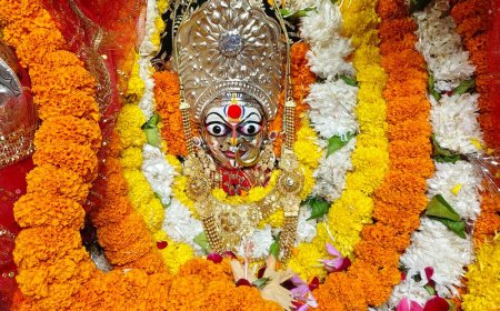 प्रतापगढ़ के बेल्हा देवी धाम में उमड़ी भक्तों की भीड़:शारदीय नवरात्र के सातवें दिन मां कालरात्रि के दर्शन को लगी लंबी कतारें