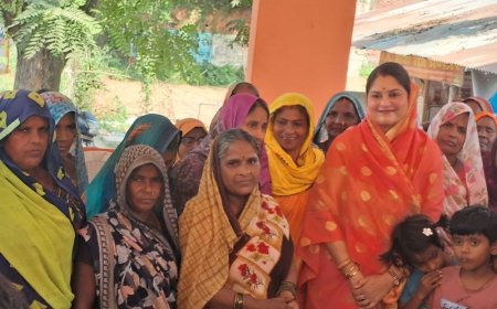 अमेठी में लोगों ने सुनी मन की बात:प्राचीन महावीरन धाम में जुटे ग्रामीण, टेलीविजन के माध्यम से सुना सीधा संवाद