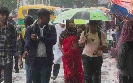 गोरखपुर में बारिश और ठंडी हवाओं ने बढ़ाई ठिठुरन:रेनकोट-जैकेट पहनकर निकले लोग, ठंड से बचने के लिए कंबल का भी ले रहे सहारा