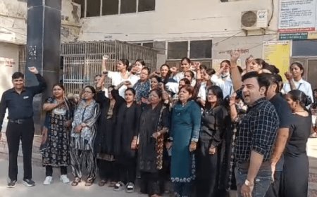 आगरा नर्सिंग कर्मियों ने मांगों को लेकर मनाया काला दिवस:काले कपड़े पहन कर किया विरोध, दो घंटे किया कार्य बहिष्कार