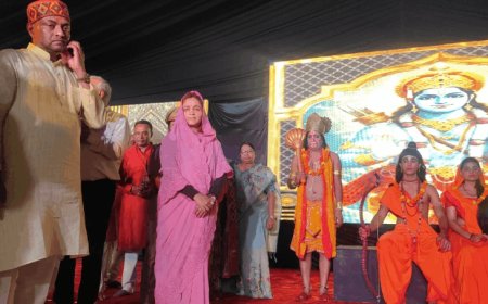 अमेठी पहुंचीं महिला आयोग की उपाध्यक्ष अपर्णा यादव:रामलीला मंचन में शामिल हुईं, युवती को शादी के लिए 1.51 लाख रुपए का चेक दिया