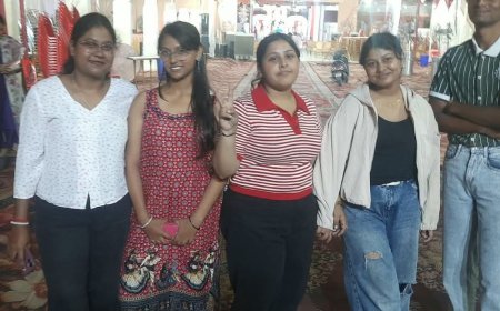 लखनऊ में दुर्गाबाड़ी की दुर्गा पूजा:सेल्फी पॉइंट बने युवाओं का आकर्षण, महाभोग वितरण संग सिंदूर खेला तैयारी