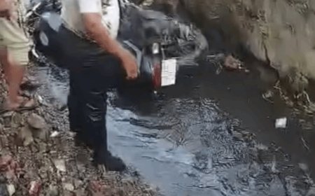 झांसी में बाइक सवार नाबालिग नाले में गिरा:बचाव में जुटे स्थानीय लोग, स्कूल यूनिफॉर्म पहने है स्टूडेंट