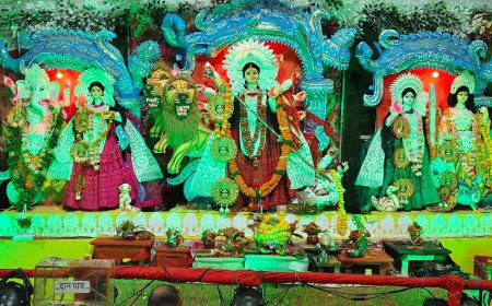 कौशांबी में नवरात्र पंडालों में भीड़, एसपी ने किया निरीक्षण:पांचवें दिन विशेष महा आरती हुई, शिव-पार्वती विवाह प्रसंग सुनाया गया