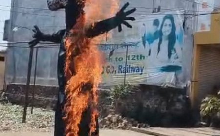टेढ़वा कुटी फरेंदा रोड पर रावण दहन:श्री श्री दुर्गा पूजा नवयुवक समिति ने कराया आयोजन, देखने के लिए उमड़ी भीड़