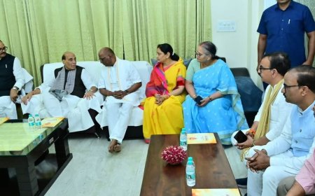 पूर्व कुलपति आचार्य देवेंद्र प्रताप सिंह के आवास पहुंचे रक्षामंत्री:लखनऊ में परिवार से मिलकर श्रद्धांजलि अर्पित की, डिप्टी सीएम भी मौजद रहे