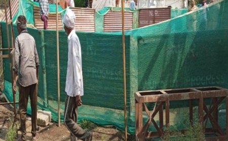 शाहजहांपुर रेलवे-स्टेशन पर गड्ढे में मिले शव-की नहीं हुई पहचान:सीसीटीवी में दिखा युवक फोन पर बात करते हुए गड्ढे में गिरा, जीआरपी तलाश कर रही मोबाइल