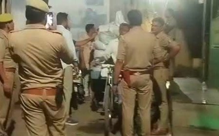 जड़ी-बूटी कारोबार की आड़ में पटाखा सामग्री बेचने का आरोप:पुलिस ने आधी रात मारा छापा,कारोबारी हिरासत में, 25 मजदूरों से निकलवाया गया सामान