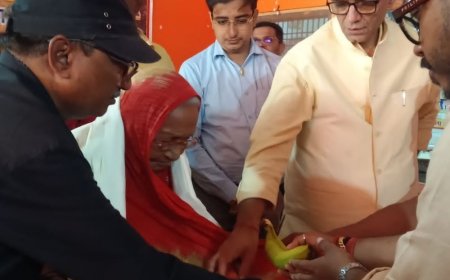 बलिया डीएम वृद्धा आश्रम पहुंचे, बुजुर्गों को सम्मानित किया:अंतरराष्ट्रीय वृद्धजन सम्मान दिवस पर सुनीं आयुष्मान कार्ड और पेंशन की समस्याएं