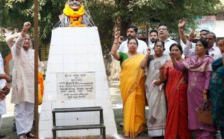 बिजनौर पालिका में गांधी-शास्त्री जयंती:ध्वजारोहण से शुरुआत, प्रतिमाओं पर पुष्पांजलि के बाद किया पौधरोपण