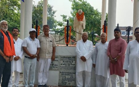 डॉ. बलराम भट्ट ने गांधी प्रतिमा पर किया माल्यार्पण:जिला परिषद मार्केट में गांधी जयंती पर दी श्रद्धांजलि, कई लोग रहे मौजूद