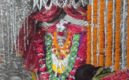 आजमगढ़ के दक्षिणमुखी काली मंदिर में उमड़ी भक्तों की भीड़:नवमी पर हवन-पूजन के बाद व्रत खोल रहे श्रद्धालु, 200 साल पुराना है मंदिर
