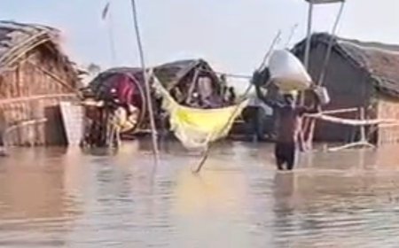 घाघरा नदी का जलस्तर घटा,गांवों में 5 फीट पानी भरा:बाराबंकी में ग्रामीण घर तोड़कर सामान बचा रहे, कटान से जमीन नदी में समाई