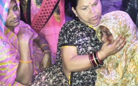इटावा में युवक की मौत पर प्रदर्शन:21 अक्टूबर को ग्वालियर में नाले से मिली थी लाश, परिजनों ने घेरी कोतवाली