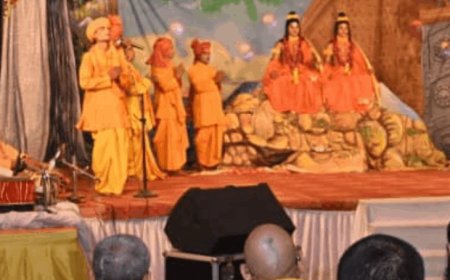 अयोध्या में लंका दहन की लीला का भावपूर्ण मंचन:स्मारक सदन की रामलीला में संतों के साथ जनप्रतिनिधि भी पहुंच रहे