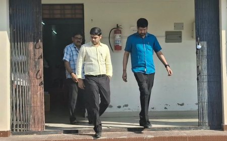 डीएम ने ईवीएम-वीवीपैट जांच का जायजा लिया:निर्वाचन आयोग के मानकों के हिसाब से समय पर काम पूरा करने पर जोर