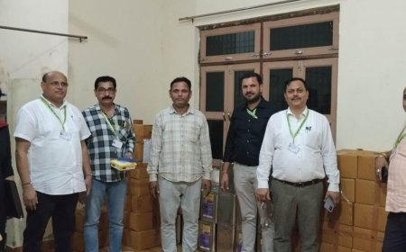 हापुड़ में वेजिटेबल फैट यूनिट पर टीम ने मारा छापा:4.70 लाख का कुकिंग मीडियम जब्त, जांच के लिए 3 नमूने लिए