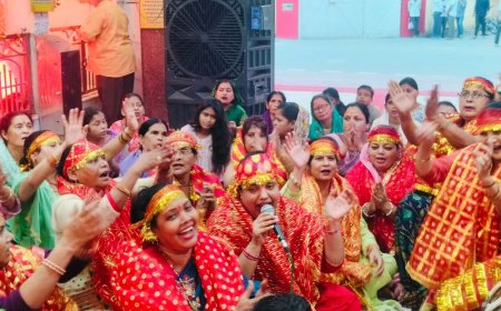 नवरात्रि के चौथे दिन मंदिरों में गूंजे मां दुर्गा के:मुरादाबाद में 'अम्बे तू है जगदम्बे काली' भजनों पर झूमीं महिलाएं
